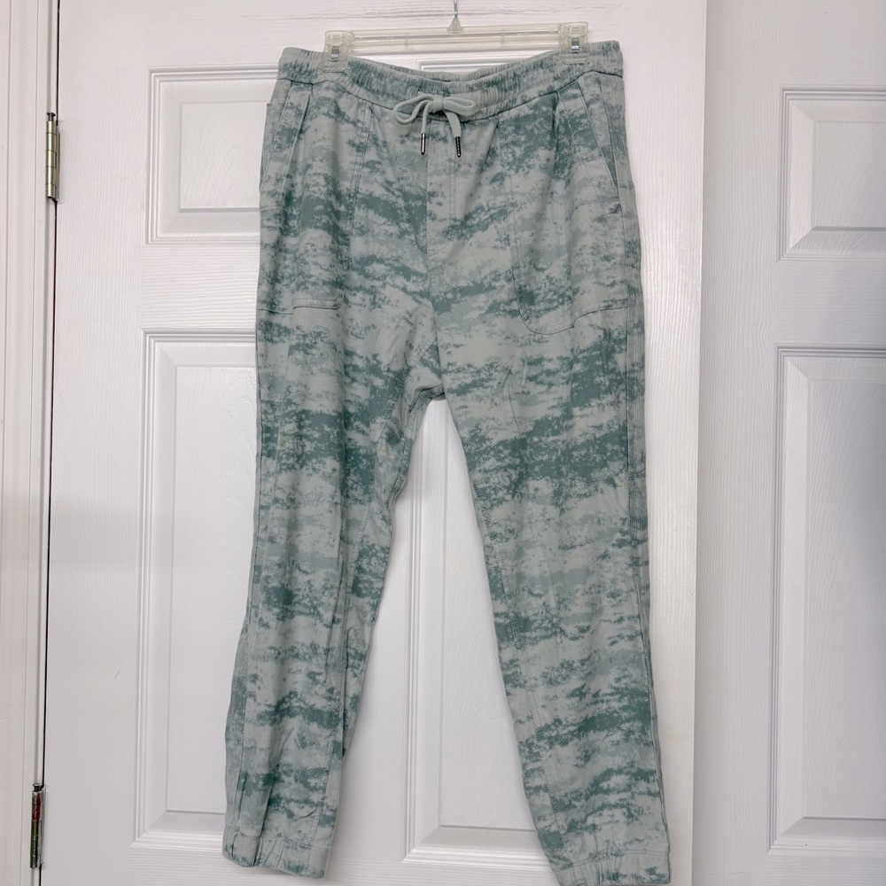 Athleta Light Green Camo Farallon Joggers‎ Sz L